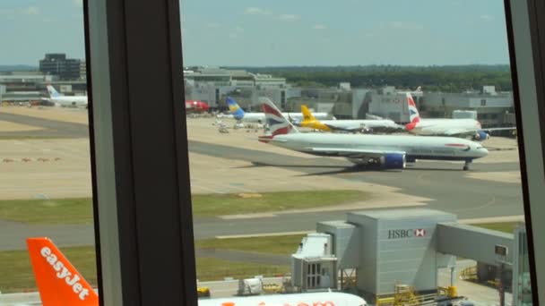 Airport terminal-a repülőgépek gurulás — Stock videók