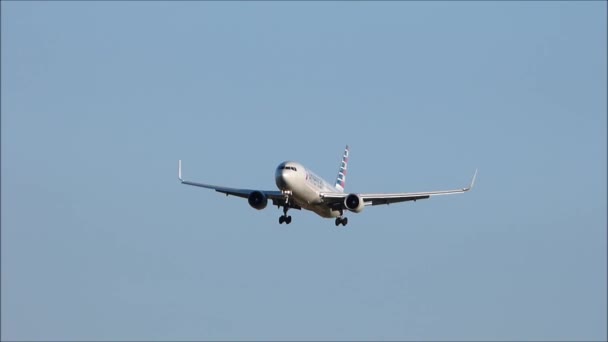 American Airlines Boeing 767 aterriza en el aeropuerto de Zurich — Vídeos de Stock
