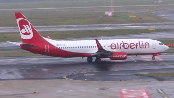 Um avião Air Berlin está taxiando em um aeroporto — Vídeo de Stock