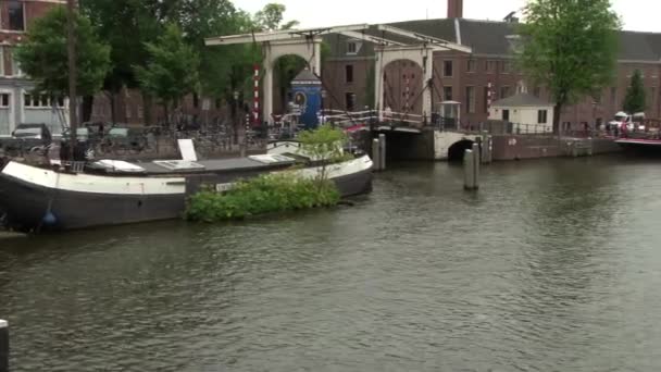 Boat along the River Amstel to the Magere Brug in Amsterdam — стоковое видео