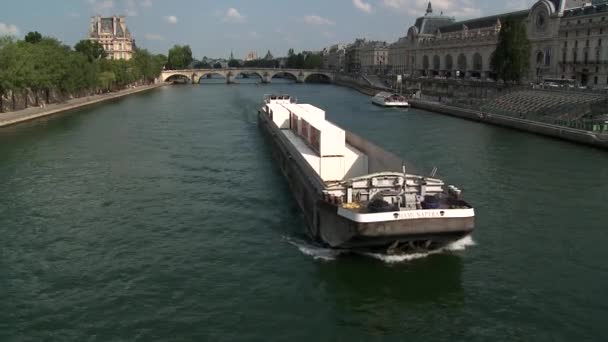 Båten flyter längs floden Seine i Paris — Stockvideo