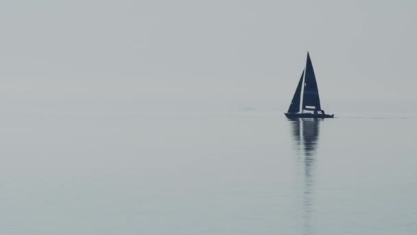 Barca a vela attraverso un lago, che sembra galleggiare lungo l'orizzonte — Video Stock