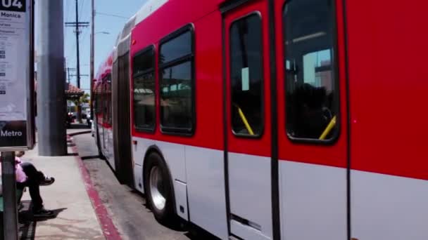 Ônibus deixando sua parada em LA — Vídeo de Stock