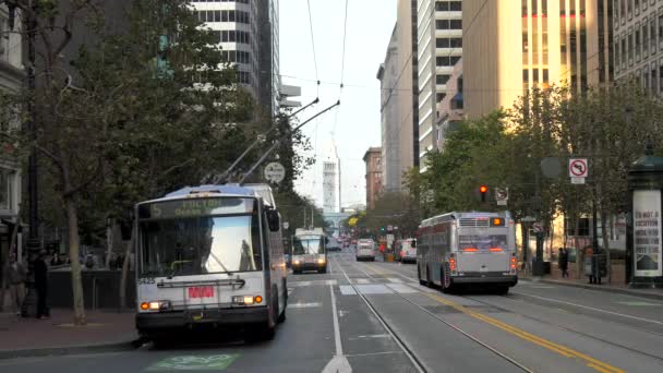 Bussi matkalla Market Streetiä pitkin, San Francisco — kuvapankkivideo