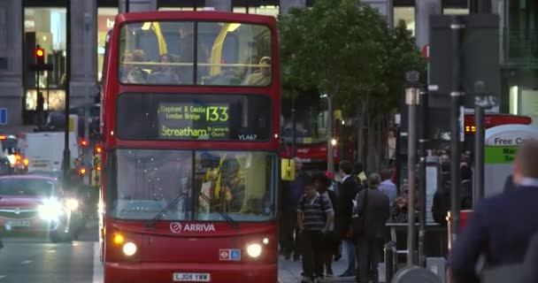 Zatrzymanie autobusu i podnoszenia osób dojeżdżających do pracy w godzinach wieczornych — Wideo stockowe