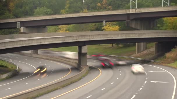 Viel befahrene Autobahn von 3 Ebenen der Fahrbahn genommen — Stockvideo