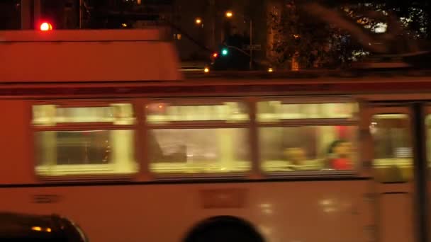 Concurrida calle San Fransisco por la noche — Vídeo de stock