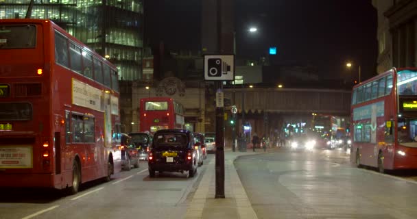 Calle concurrida por la noche en Londres — Vídeo de stock