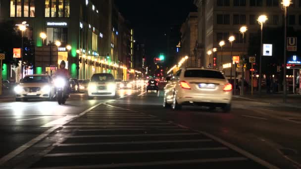 Calle concurrida por la noche — Vídeos de Stock