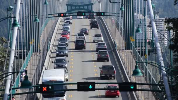 Tráfico de coches cruzando Lions Gate Bridge — Vídeos de Stock