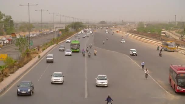 Autos Busse und andere Fahrzeuge auf einer breiten indischen Autobahn — Stockvideo