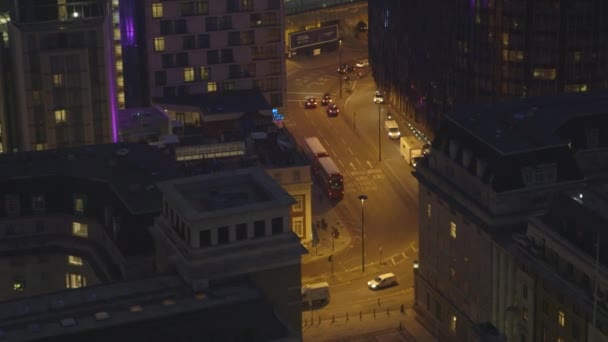 Voitures circulant dans les rues de Londres le soir — Video