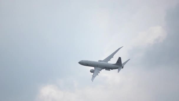 Avión de carga de cámara lenta — Vídeos de Stock