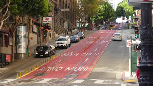 Arabalar ve tramvay Powell Street, San Francisco aşağı taşıma — Stok video