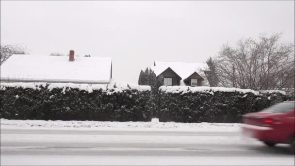 Автомобили на улице, снег, зима — стоковое видео