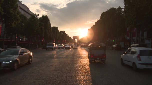 Champs elysees Avenue in Paris in der Abenddämmerung — Stockvideo