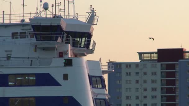 Ponte de controle de uma balsa quando chega ao porto — Vídeo de Stock