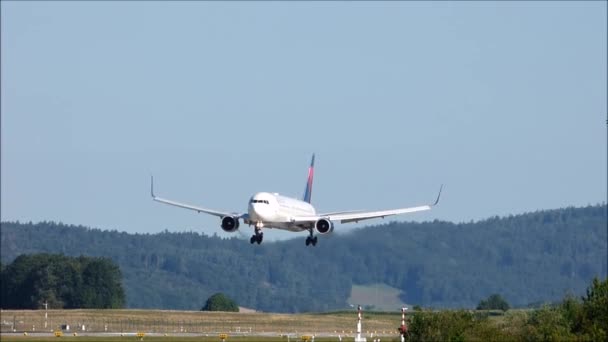 Delta Boeing 767 güneşli bir günde iniyor — Stok video