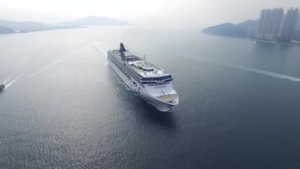 Cruise liner poort binnenkomt — Stockvideo