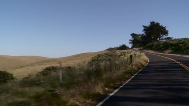 Conduire sur la route de campagne avec caméra regardant en arrière — Video