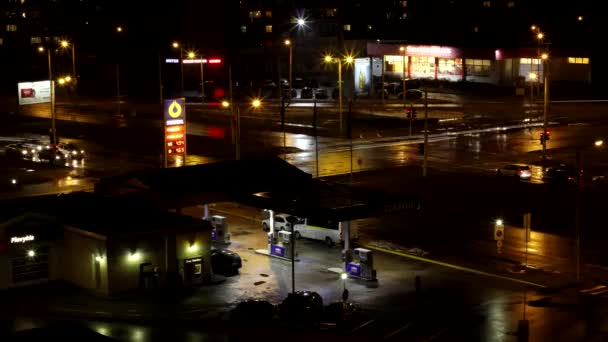 Tráfico nocturno en Kaunas timelapse — Vídeos de Stock