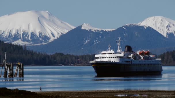 Ferry viene a atracar en Alaska — Vídeo de stock