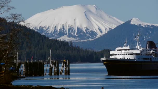 Un feribot care se mută în doc în Alaska — Videoclip de stoc