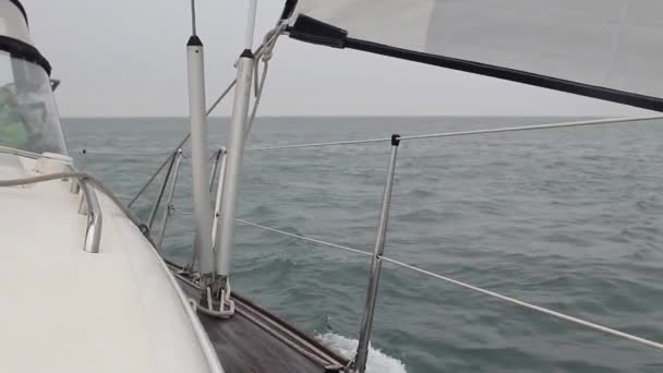 Bilder tagna under segling på en yacht — Stockvideo