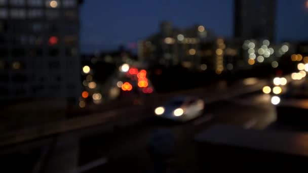 Φώτα αυτοκινήτου εστίαση κινείται κατά μήκος ένας αυτοκινητόδρομος Νέα Υόρκη — Αρχείο Βίντεο