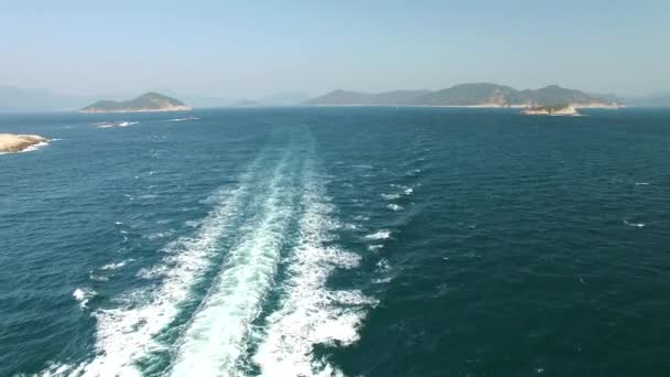 Repülő felett, és van egy trópusi vizekben cirkál jacht — Stock videók