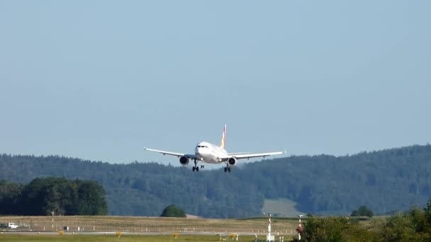 Germanwings літак посадки перед мальовничий краєвид гір і дерев — стокове відео