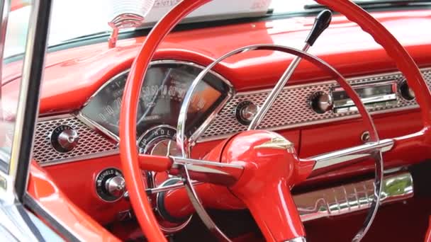 Images de poche de l'intérieur d'une voiture antique — Video