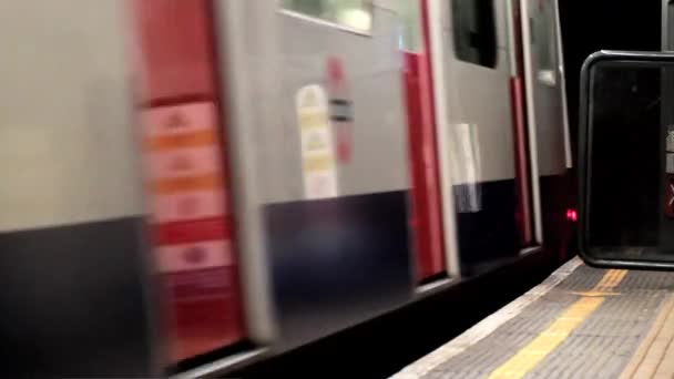 Treno della metropolitana di Londra in partenza dal binario — Video Stock