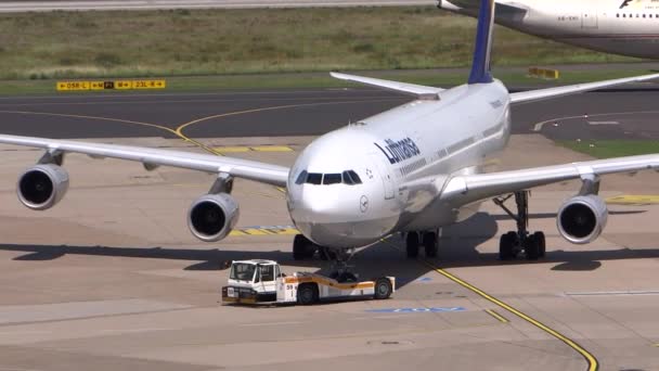 Luthansa-Flugzeug wird zurückgedrängt — Stockvideo