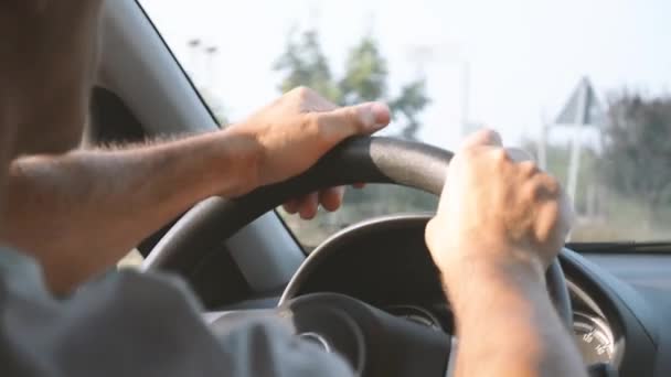 Hombre conduciendo un coche en un camino de campo — Vídeo de stock