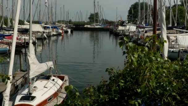 Barcos atracados Calm Lake — Vídeo de Stock