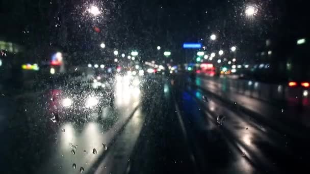 Рухомий трамвай в дощовий вечір — стокове відео