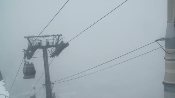 Prise de vue panoramique après un téléski alors qu'il passe devant la caméra — Video