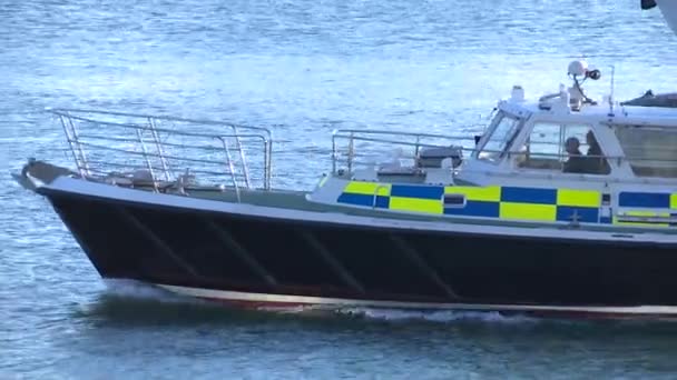 Panorámafelvétel szemcsésedik-ból egy rendőrségi hajó járőröznek a kikötő — Stock videók