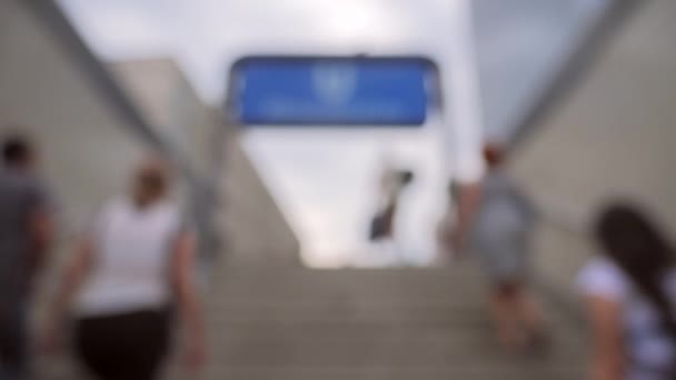 Pessoas saindo de uma estação de U-Bahn em Berlim — Vídeo de Stock