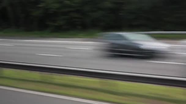 Vue latérale de l'autoroute prise depuis un bus en mouvement — Video