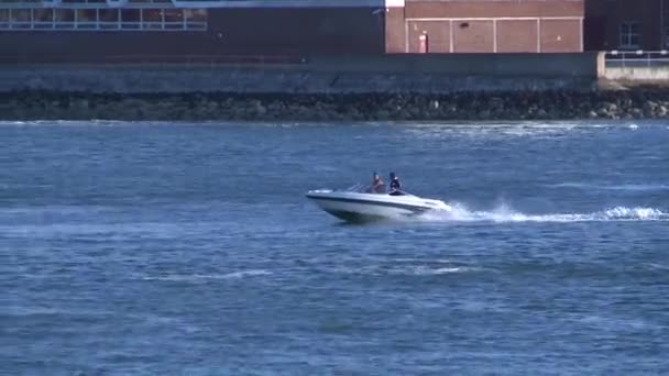 Speedboat cruising through Portsmouth Harbour — Stock Video