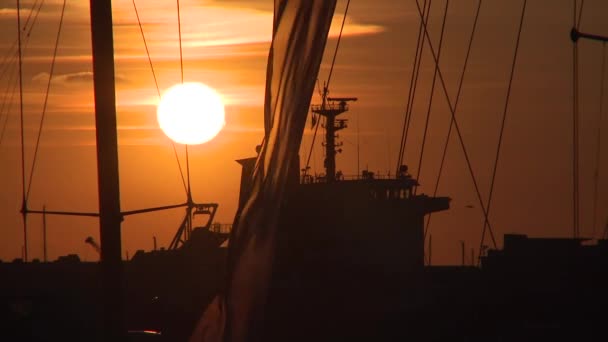 Yere yat ve Portsmouth Limanında gemi günbatımı — Stok video