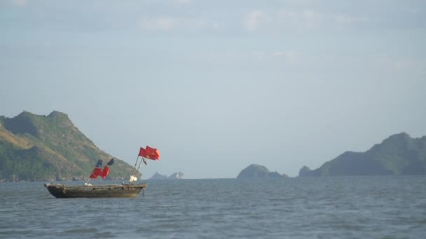 Traditional Vietnamese fishing boat on the bay — Stock Video