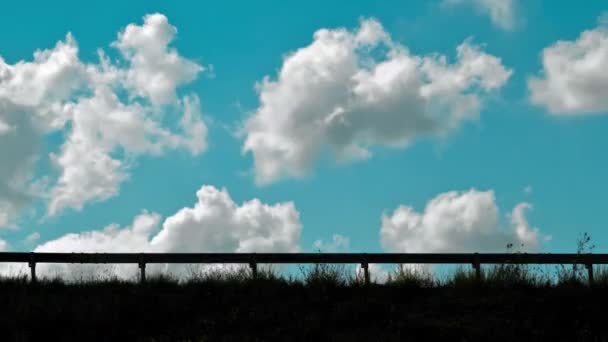 Traffico con un bel cielo nuvoloso come sfondo — Video Stock