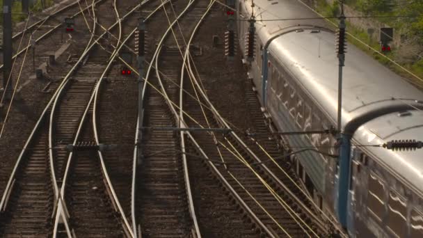 Поїзд, що прибувають в Норвіч залізничного вокзалу — стокове відео