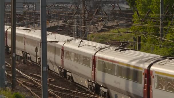 Train arriving at Norwich trains station — Stock Video