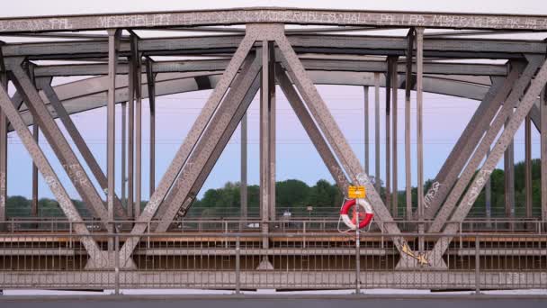 Τρένο που διέρχεται πάνω από μια γέφυρα στο Βερολίνο — Αρχείο Βίντεο