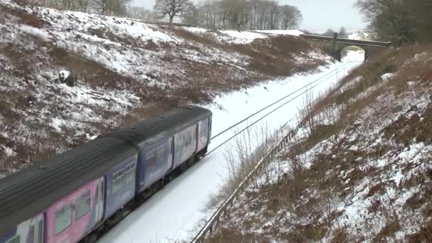 Train voyage à travers la campagne enneigée en Angleterre — Video