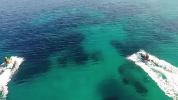 Δύο jetskiers πλεύσης στα τροπικά νερά — Αρχείο Βίντεο